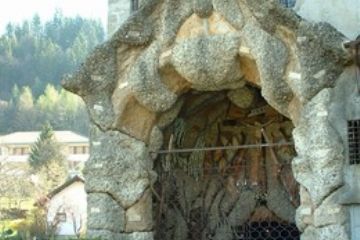 La statua della Madonna di Lourdes e quella di Santa Bernadette sono state portate dal santuario di Lourdes, al ritorno da un pellegrinaggio.