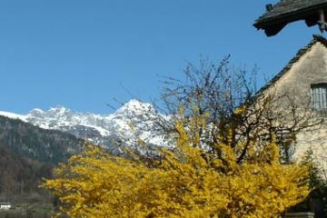 Centro del Paese - Scorcio del Monte Cervandone